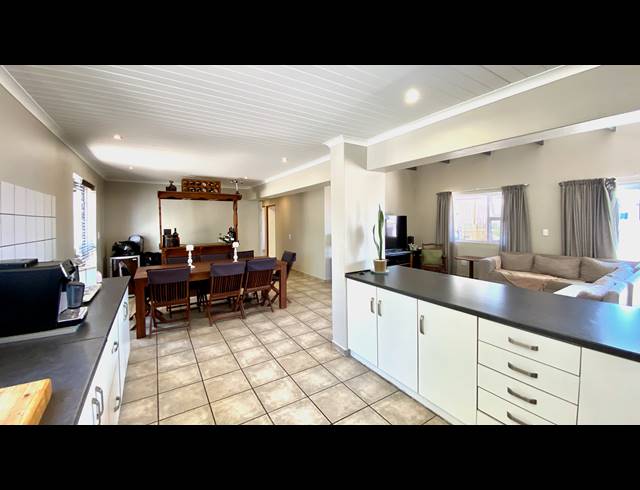 4 BEDROOM HOUSE FOR SALE IN VELDDRIF